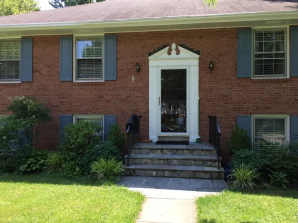 8421 Crown Pl, Alexandria, VA 22308