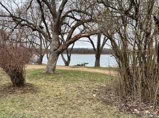 1625 Highland Park Dr, Highland, MI 48356