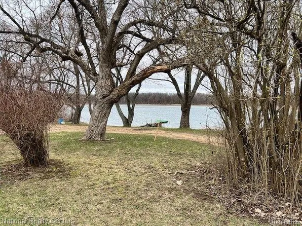 1625 Highland Park Dr, Highland, MI 48356