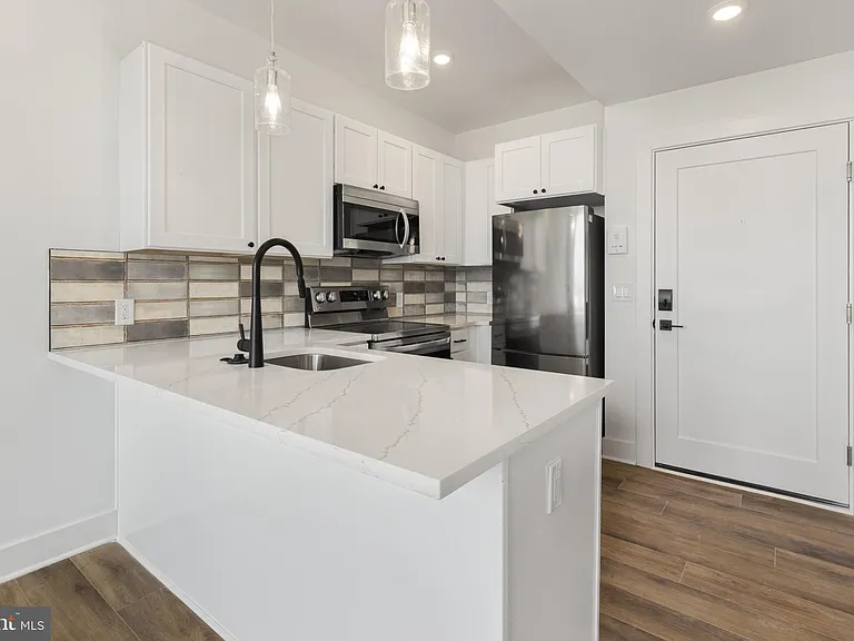 2214 N Front St #202 — Photo 5