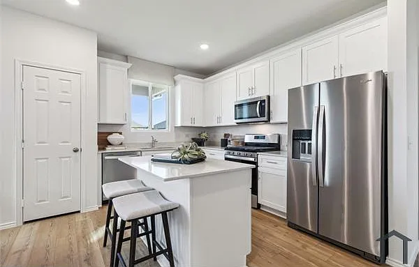 5 bed, 2520 sqft, $3,299 — Photo 3
