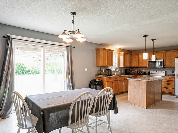 4th image of 1240 Sunset Dr