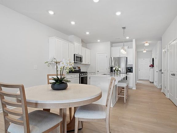 5th image of 213 Backstay Ln