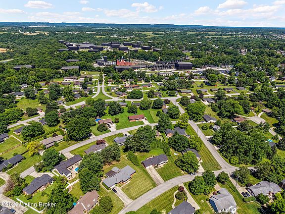 5th image of 202 Edgewood Dr