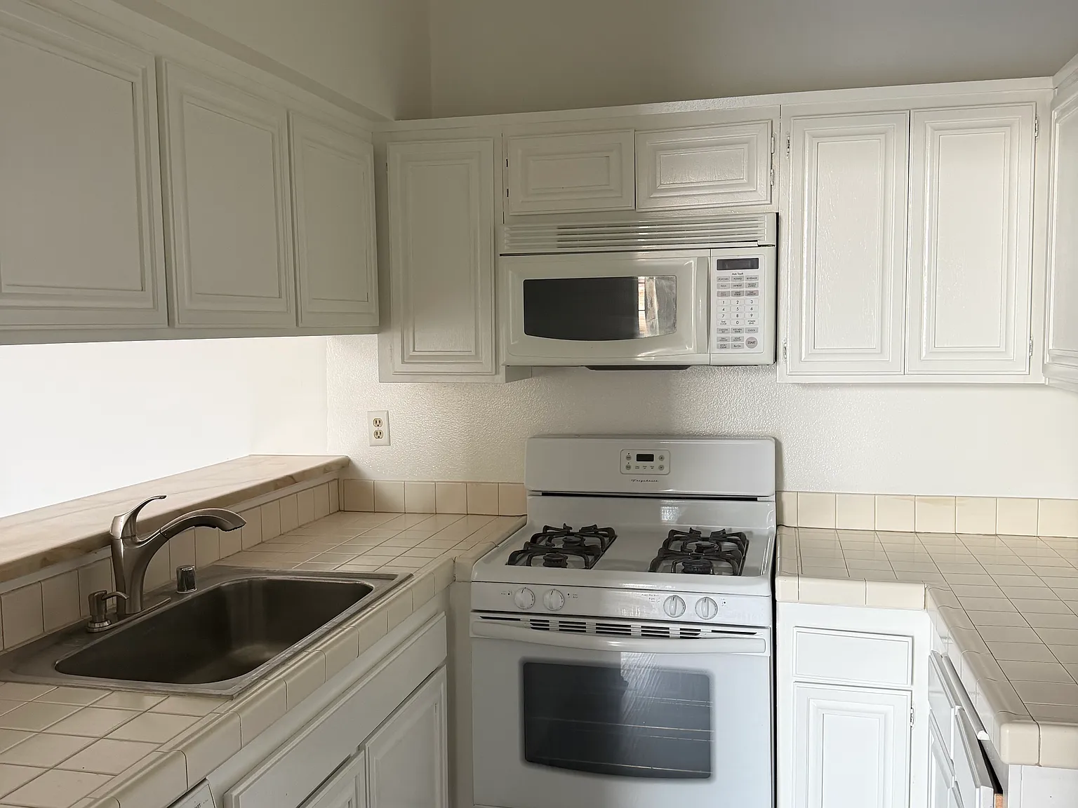 2 bed, 1375 sqft, $3,800 — Photo 3