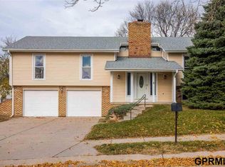 1509 Applewood Dr, Papillion, NE 68133