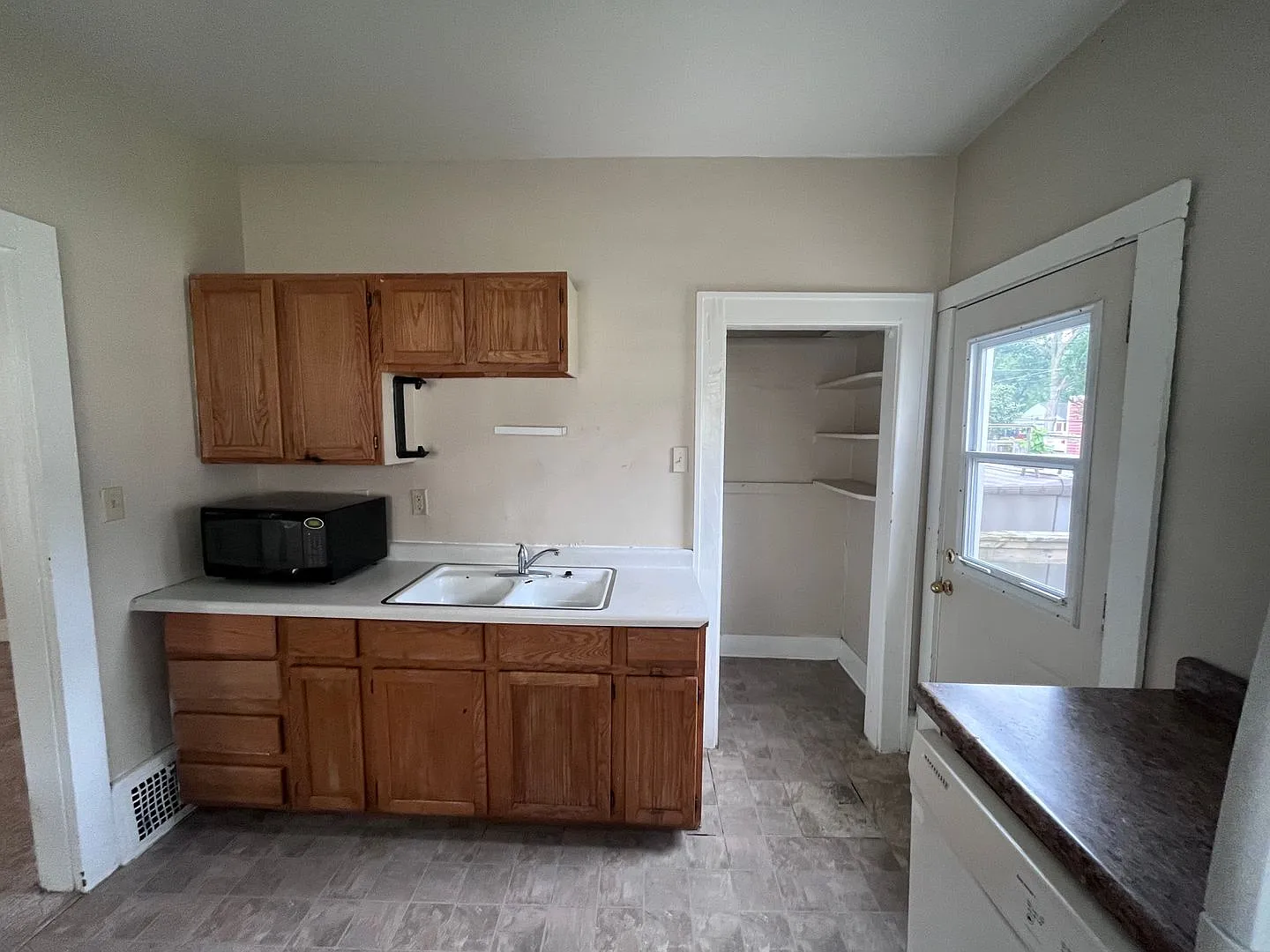 3 Bedroom 1 Bath Near Campus — Photo 4