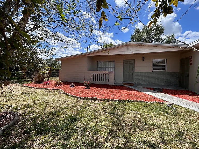 2802 Sanka Dr — Photo 2