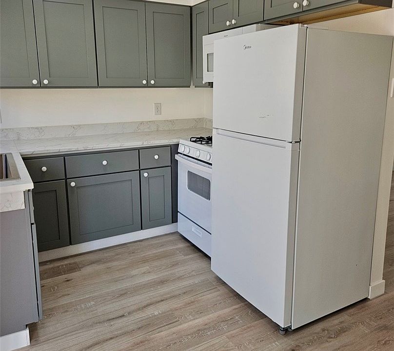 1st image of 820 A Ave #23