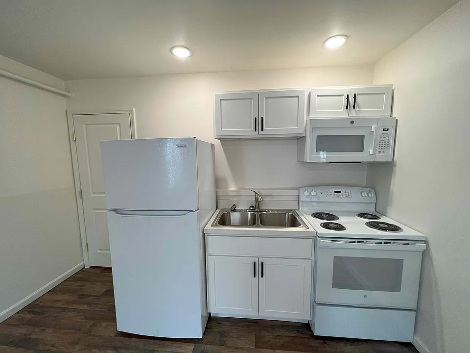 509 Wyckoff Rd #13