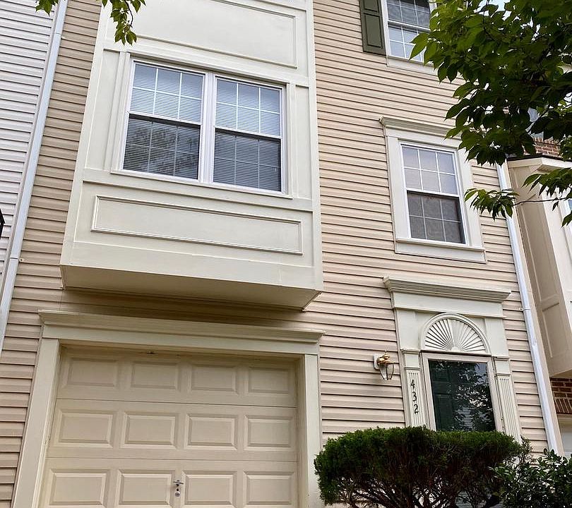 1st image of 432 Lilac Ter NE