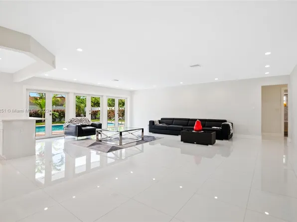 21100 Highland Lakes Blvd, Miami, FL 33179