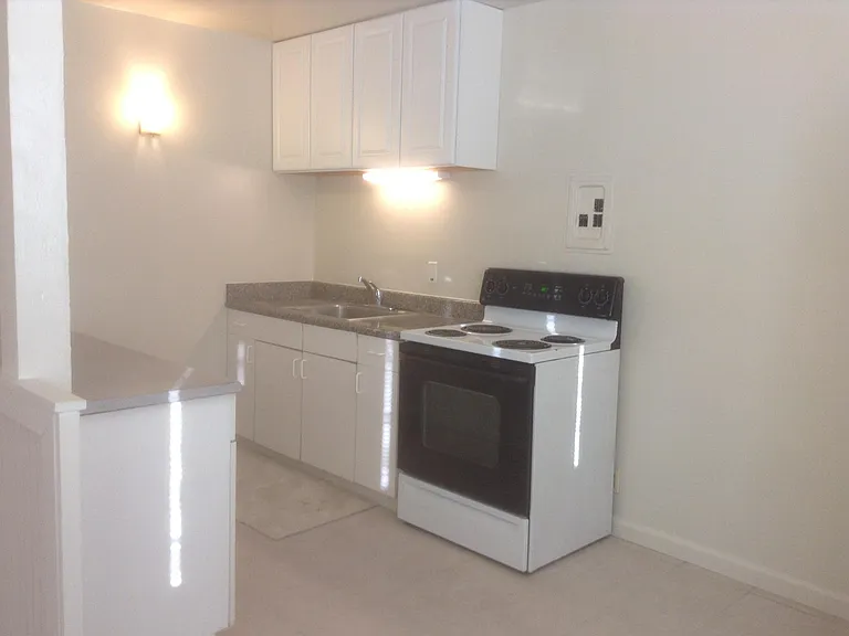 1058 Roewill Dr — Photo 3