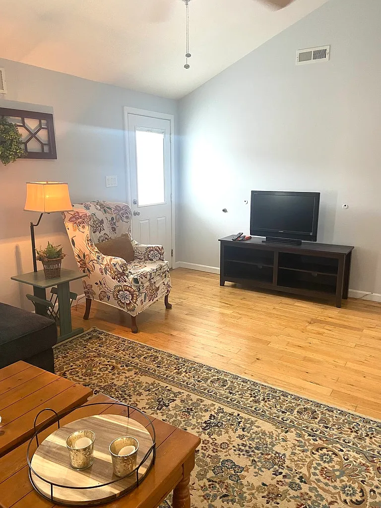 2 bed, 984 sqft, $2,400 — Photo 2
