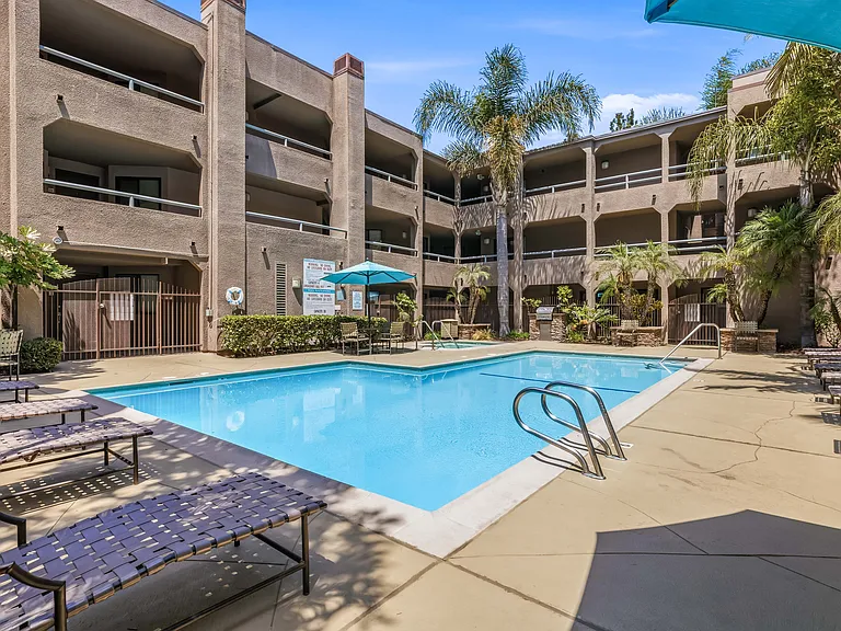 Communal pool + hot tub