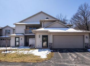 2255 Circle Rdg #D, Delafield, WI 53018