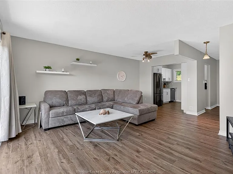 6298 Thornberry Cres — Photo 11