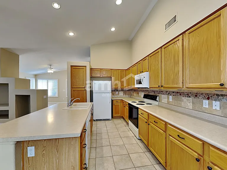 7462 W Mohawk Ln — Photo 3