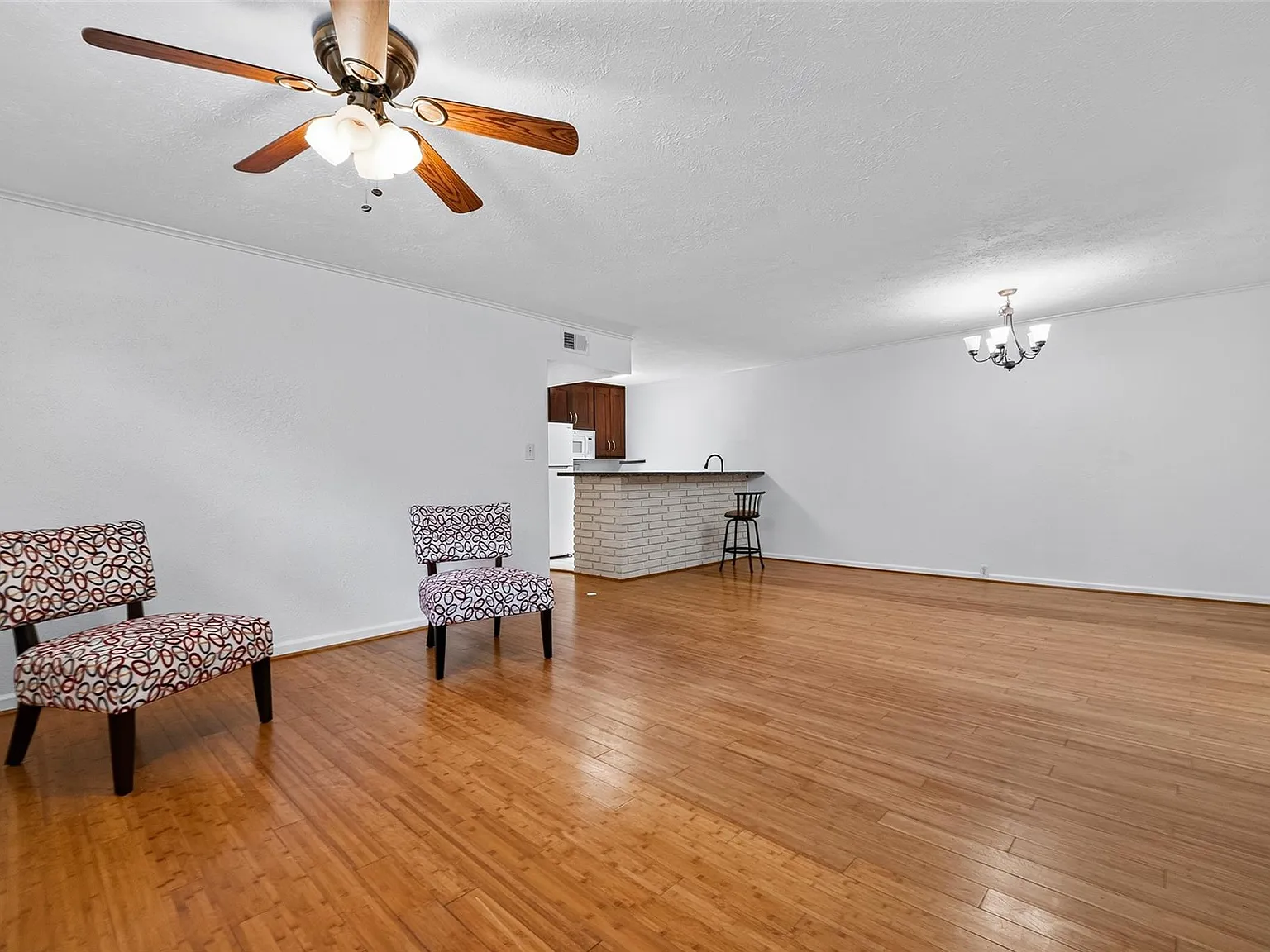 2 bed, 1.0 bath, 1188 sqft, $1,580 — Photo 3