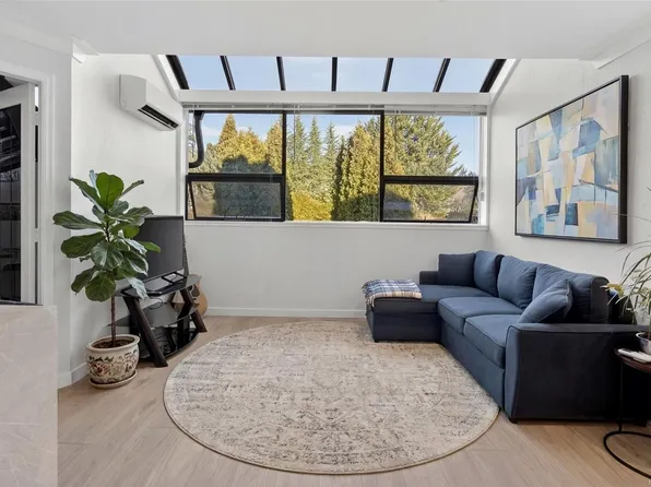 4678 Elk Lake Dr #550B, Saanich, BC V8Z 5M1