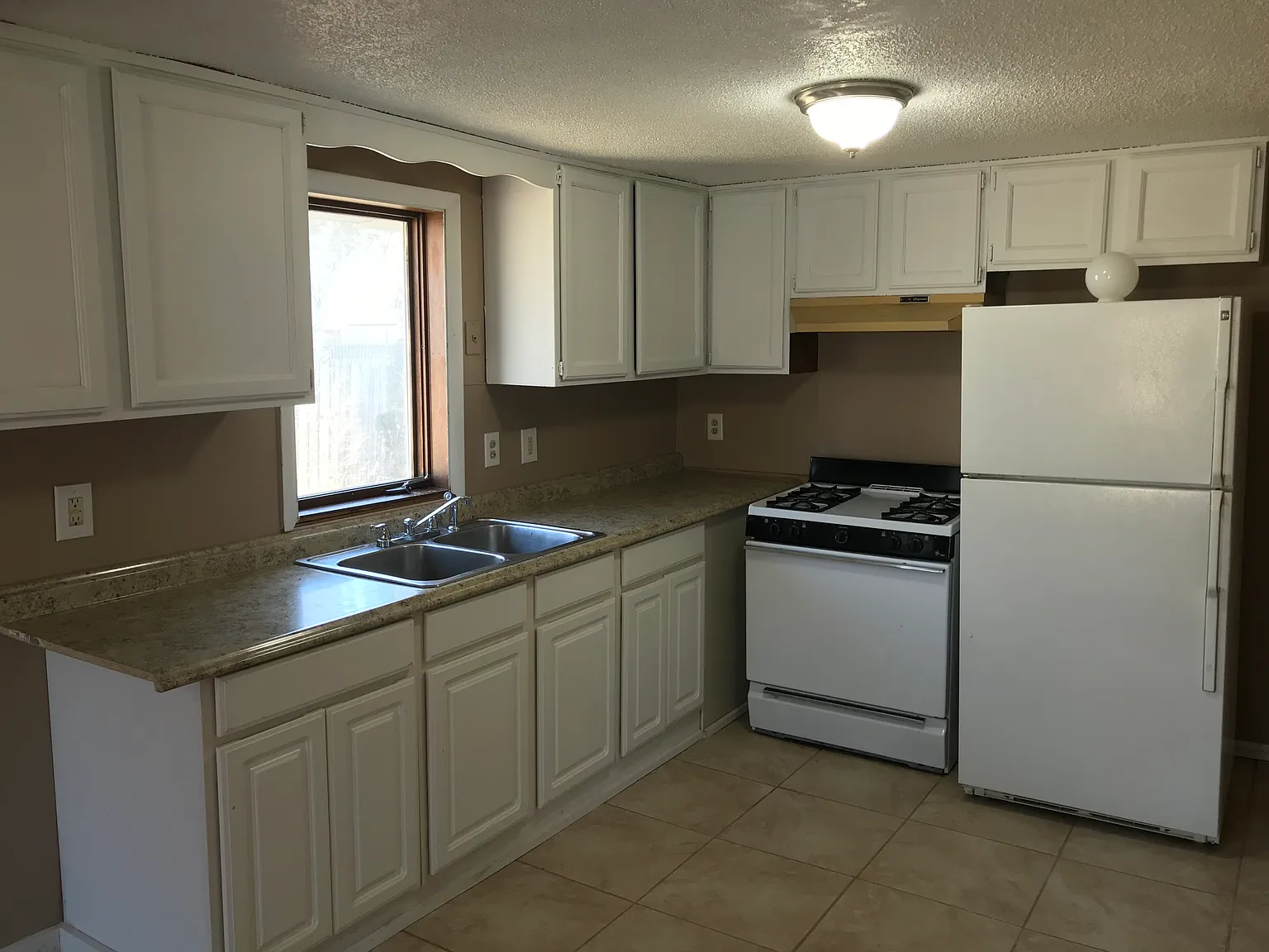 3 bed, 1008 sqft, $995 — Photo 4