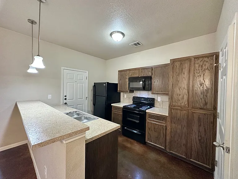 928 Maplewood St — Photo 8