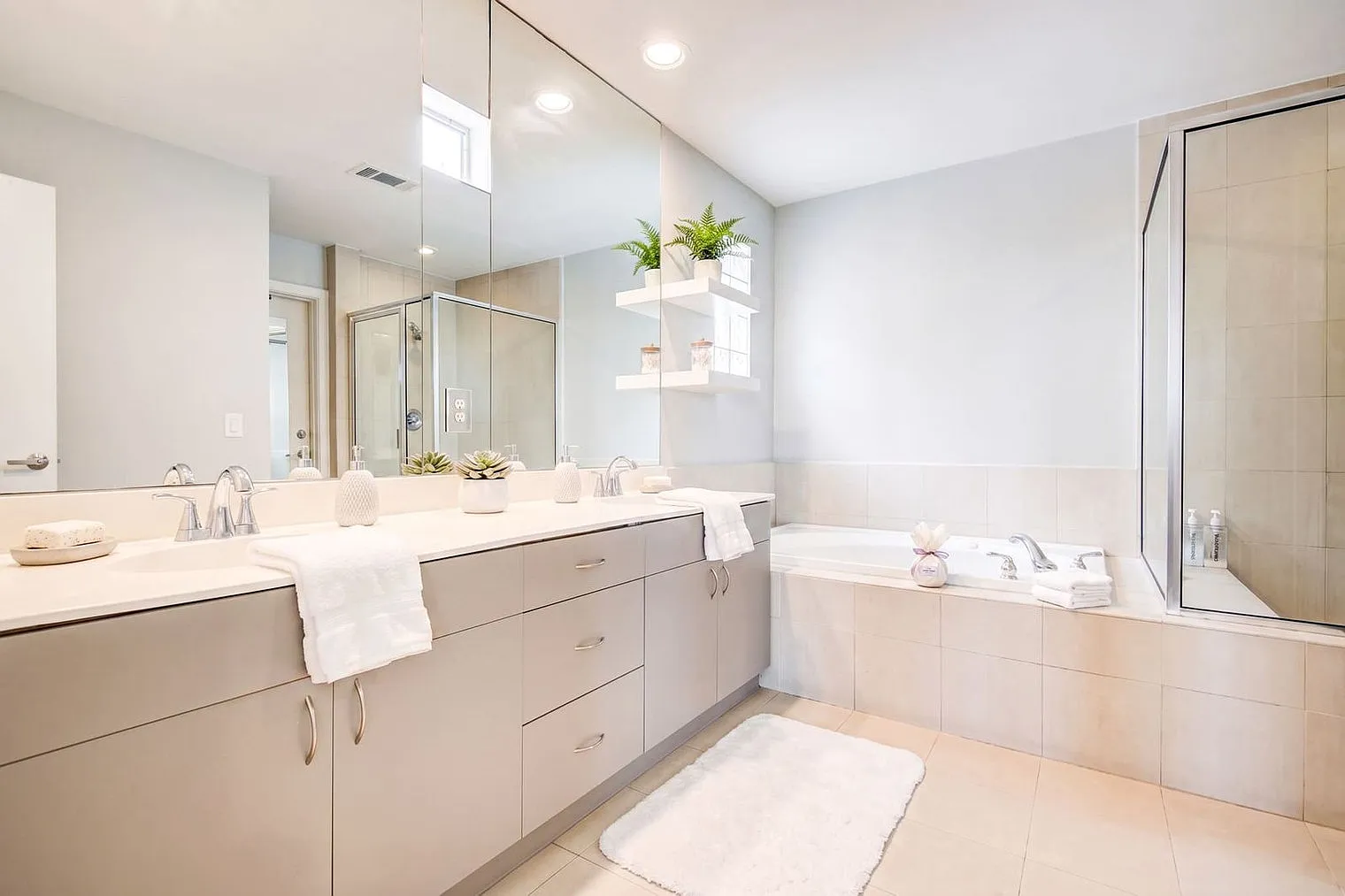 3 bed, 3.0 bath, 2292 sqft, $5,989 — Photo 4