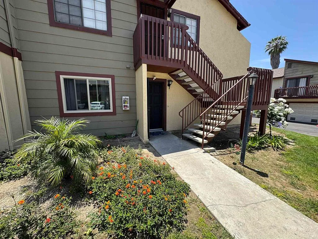 2 bed, 1005 sqft, $3,150 — Photo 2