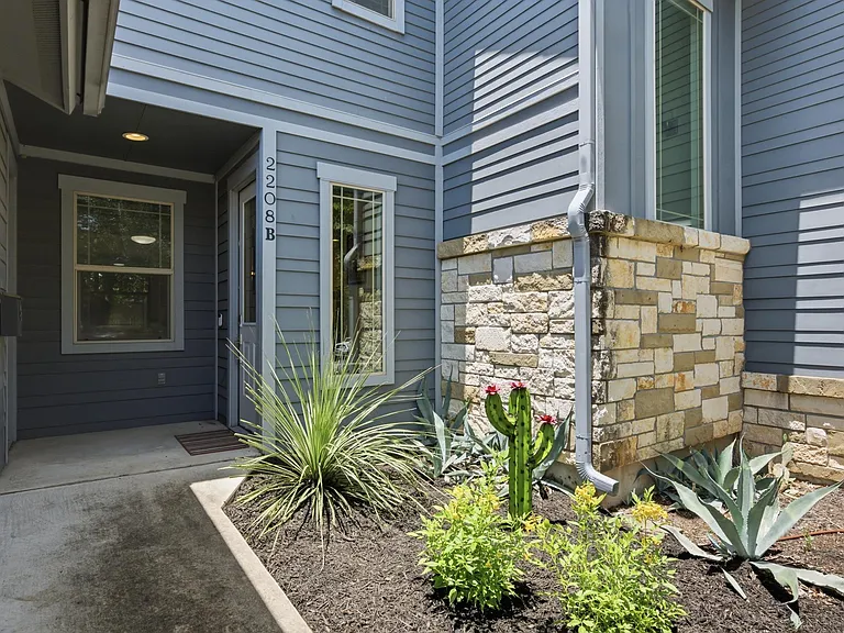 2208 Schriber St #B — Photo 2