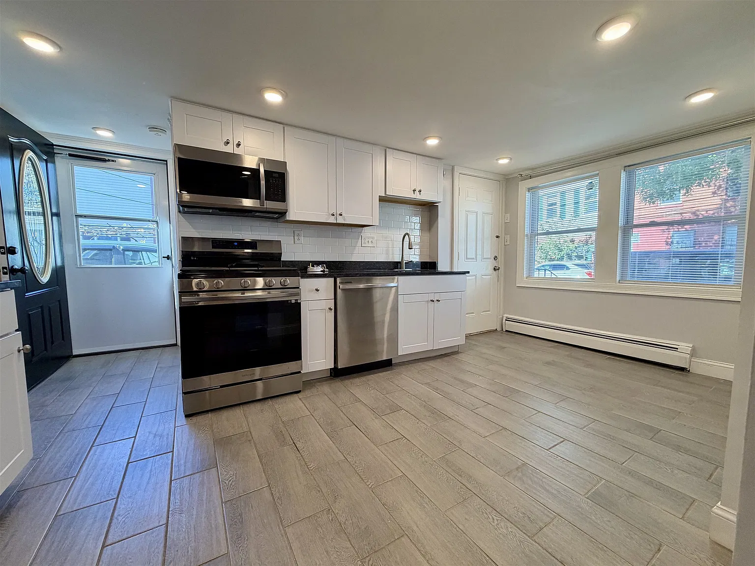 2 bed, 800 sqft, $3,200 — Photo 2