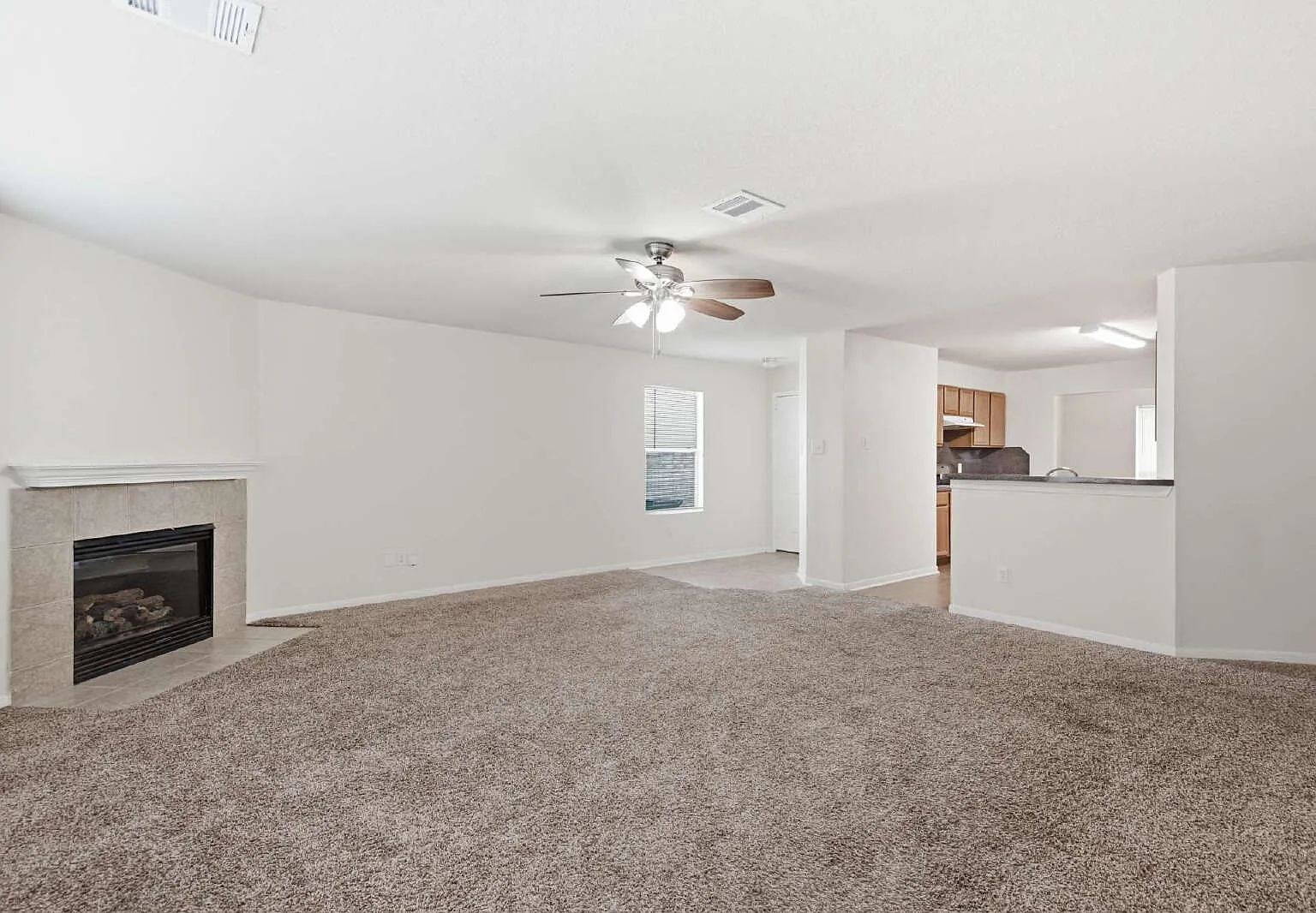 4 bed, 2.5 bath, 2700 sqft, $1,950 — Photo 3