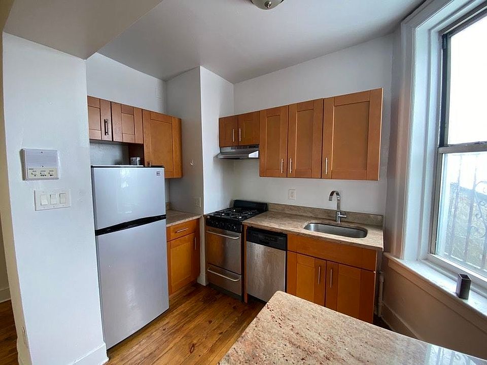 2nd image of 437 1st St APT 4