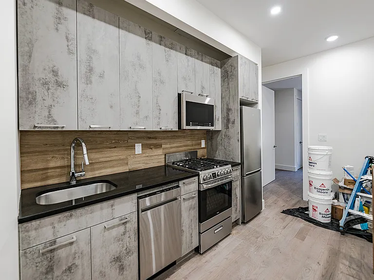 305 Harman St #1B — Photo 9