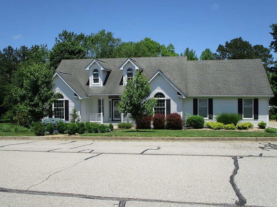 1st image of 4 Magnolia Dr