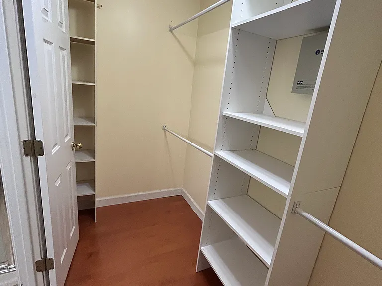 325 London Ln — Photo 16