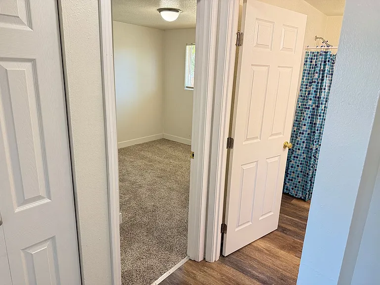 435 S 40th St — Photo 19