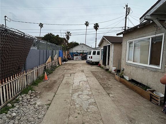 3rd image of 1362 E Vernon Ave