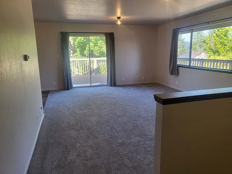 1688 NE Lynda Ln — Photo 7