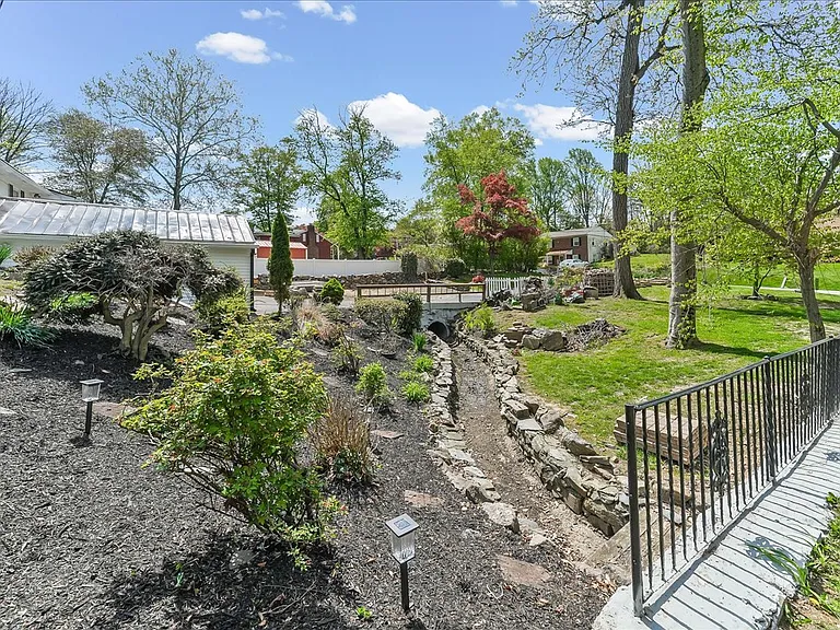 225 Chestnut St — Photo 33