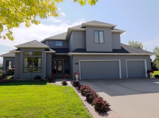 1105 Twin Oaks Dr, Madison, SD 57042