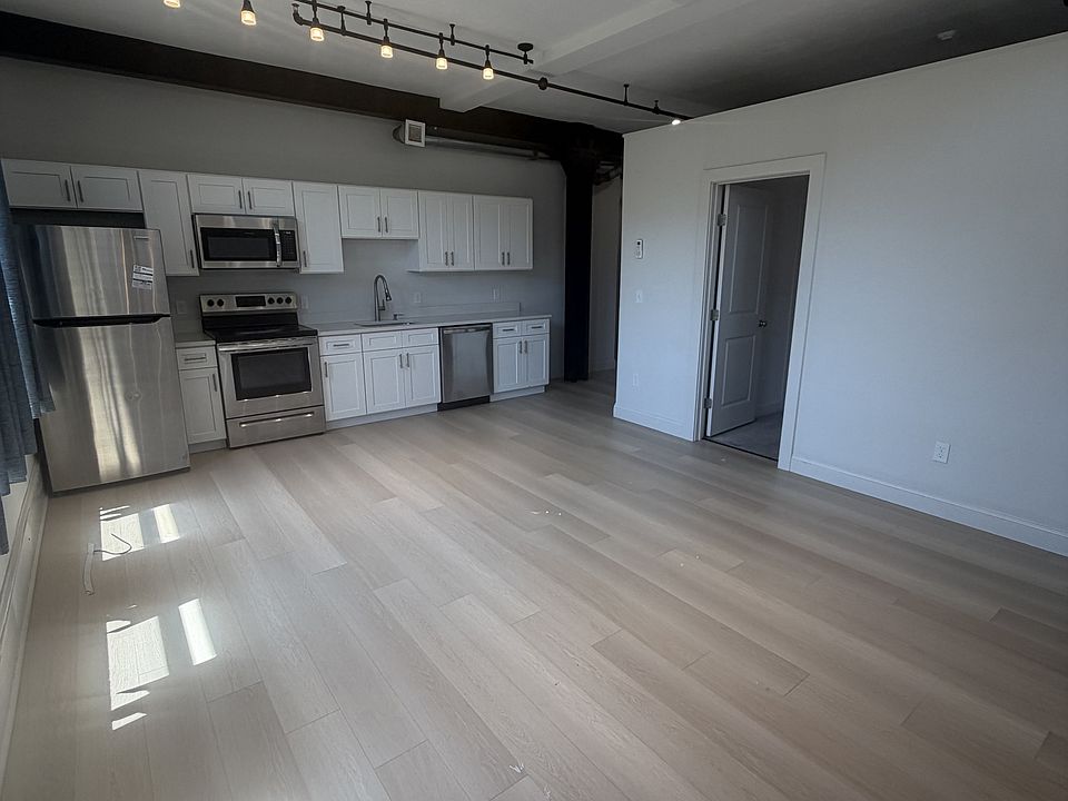 1st image of 105 William St #305