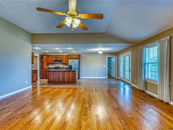 5th image of 1324 W Holt Ave