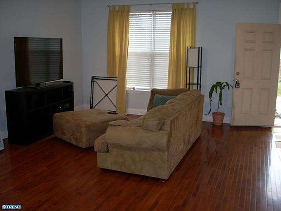 3rd image of 921 E Gorgas Ln