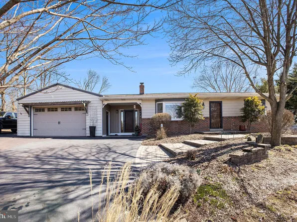 2042 Hendricks Station Rd, Harleysville, PA 19438