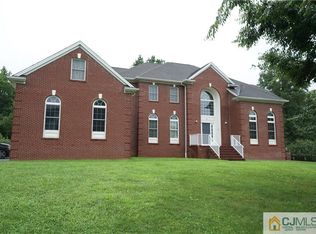 14 Woodmere Rd, Monroe Township, NJ 08831