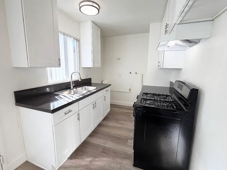 Mavis Plaza Apartments — Photo 30