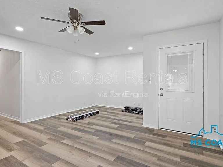 340 Hiller Dr — Photo 9