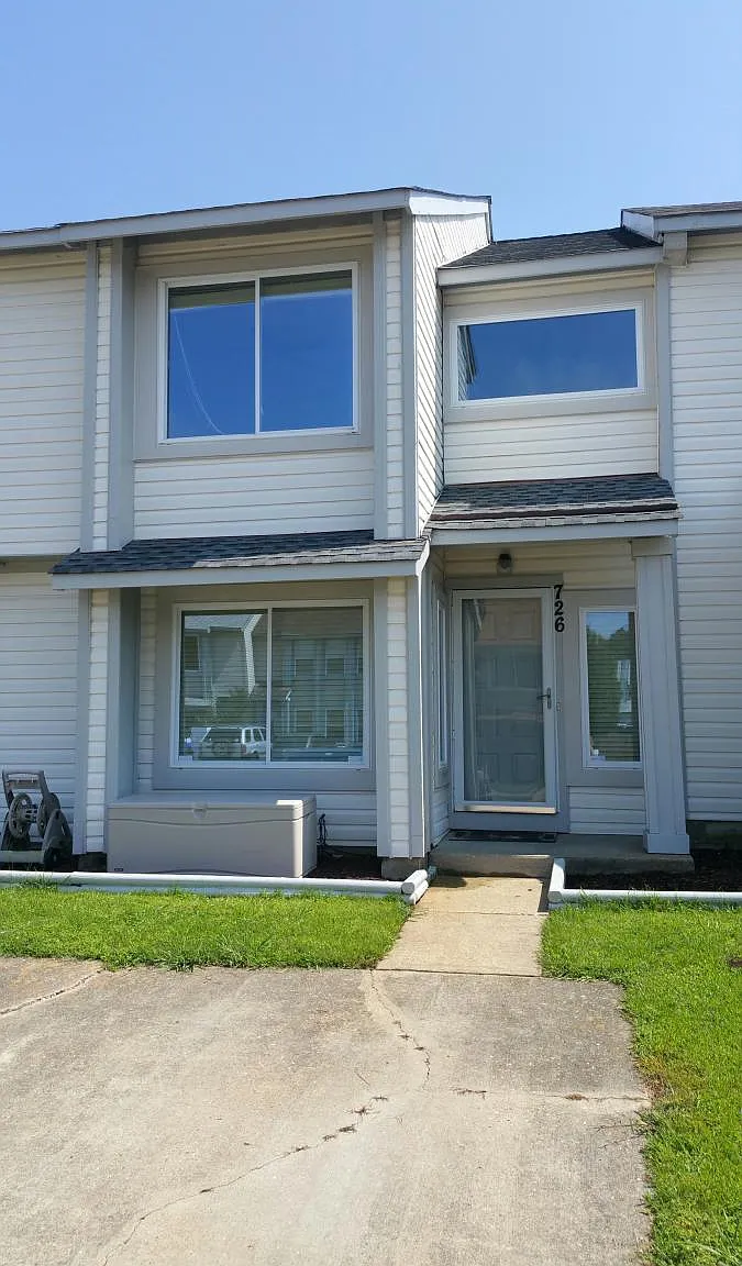 3 bed, 2.5 bath, 1541 sqft, $2,400 — Photo 2