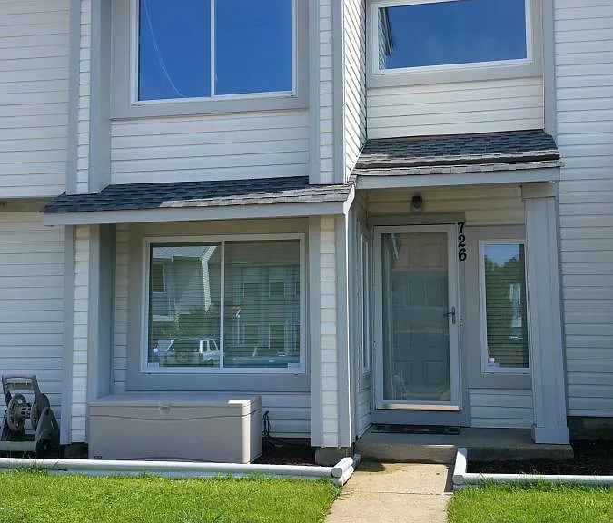 726 Quesnel Dr — Photo 2