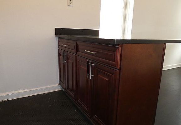 4th image of 250 E 35th St APT 2D